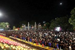 Hàng nghìn hoa đăng thắp sáng sông Lục Đầu trong đêm cầu an ở Kiếp Bạc