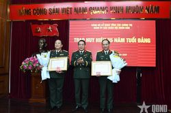 Trao Huy hiệu 35 năm tuổi Đảng tặng các đảng viên thuộc Đảng bộ Báo Quân đội nhân dân