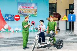 Công an xã Hòa Tiến phổ biến kiến thức về an toàn giao thông cho học sinh