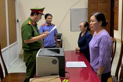 Tiếp tay 'rút ruột' kinh phí nhà trường