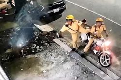 CSGT ở Huế hỗ trợ người dân bị đột quỵ đi cấp cứu nhận 'cơn mưa lời khen'