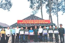 Phường Tân Phước thăm, động viên lực lượng tìm kiếm hài cốt liệt sĩ