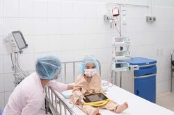 Ghép tế bào gốc cứu sống bé 4 tuổi bị suy tuỷ xương vô căn