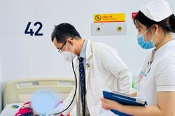 Ho ra máu đỏ tươi, người đàn ông 49 tuổi phát hiện lao phổi, viêm phổi