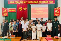 Đồn Biên phòng Mường Ải nhận đỡ đầu học sinh có hoàn cảnh khó khăn