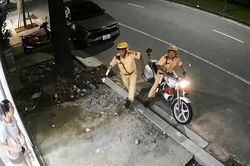Hai cảnh sát giao thông cứu người đột quỵ khi đang làm nhiệm vụ trên phố