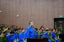 Vợ cựu Viện trưởng Viện pháp y tâm thần khai về việc chồng mang những bọc tiền về nhà