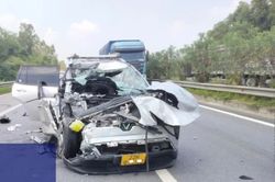Xe con vỡ nát sau cú đâm đuôi xe đầu kéo trên cao tốc Nội Bài - Lào Cai