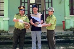 2 cá thể tê tê Java được người dân giao nộp