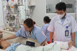 Nỗ lực giữ lại bàn tay cho bé trai gặp nạn