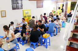 Quán gà tần 'núp' trong ngách nhỏ phố cổ Hà Nội, khó tìm vẫn đông kín