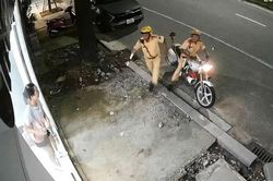 Khoảnh khắc 2 CSGT Huế lao vào nhà dân hỗ trợ đưa người bị đột quỵ đi cấp cứu