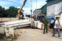 Sập cổng làng, một học sinh bị đứt cánh tay