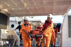 Cứu nạn khẩn cấp thuyền viên tàu nước ngoài nghi bị ngạt khí độc trên biển