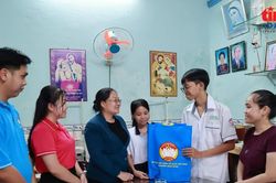 Tiếp sức đến trường cho trẻ mồ côi cha mẹ do dịch COVID-19