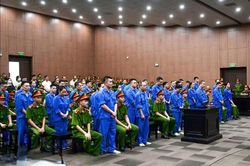 Vụ “chạy bệnh án” tâm thần: Vợ cựu viện trưởng nói gì về túi tiền khủng và tin nhắn “thiếu 4 tờ chị nhé"