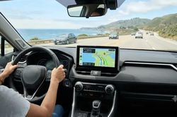 So kè Google Maps và ứng dụng điều hướng của Toyota