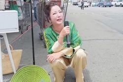 Diễn viên Thúy Nga ngồi hát giữa chợ ở Mỹ khiến khán giả phản ứng