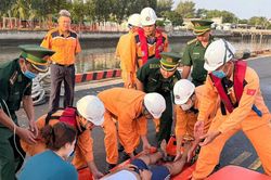 Cứu thuyền viên bị nạn trên biển