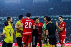 CĐV Malaysia được giữ lại gần một tiếng sau trận hòa Indonesia tại Jakarta