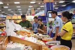 Hai siêu thị ở Rạch Giá được kiểm tra an toàn thực phẩm