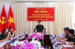 Thiếu tướng Hoàng Văn Lợi, Bí thư Đảng ủy, Chính ủy Binh chủng Tăng thiết giáp kiểm tra, làm việc tại Lữ đoàn 22
