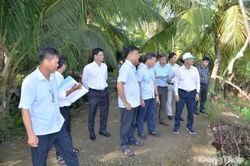 Đồng chí Nguyễn Phước Thiện khảo sát các dự án xử lý sạt lở, vùng nuôi hàu