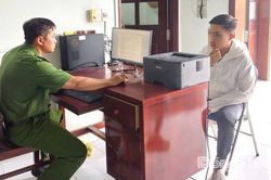 Mời làm việc 2 thanh niên đốt pháo hoa trên làn đường xe máy Quốc lộ 1
