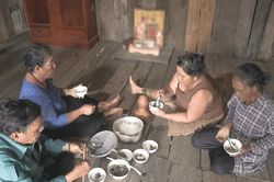 Bữa cơm mộc mạc của người K'ho ở Đông Tiến