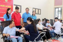 Hơn 450 công nhân lao động tham gia hiến máu tình nguyện