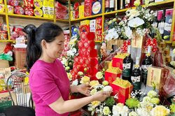 Nhộn nhịp nghề làm lễ vật mùa cưới