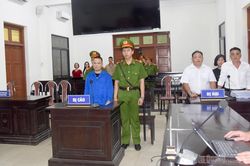 Dùng gạch ném vào đầu người đang xô xát đánh nhau trước cửa nhà, lĩnh 7 năm tù về tội Giết người