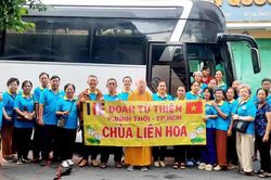 Quỹ 'Không vàng mã' chùa Liên Hoa trao 250 phần quà đến người dân khó khăn