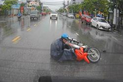 Một giây xao nhãng, người đi xe máy lao vào đuôi ô tô