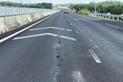 Xử lý bước đầu vết nứt dài 40m trên cao tốc Biên Hòa - Vũng Tàu vào ngày 30/9