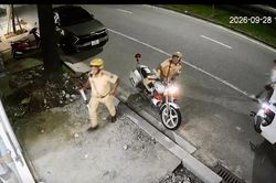 Cộng đồng mạng ngợi khen 2 đồng chí CSGT đưa người đột quỵ đi cấp cứu trong đêm