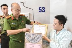 Công an TP Hà Nội thăm hỏi cán bộ bị thương khi làm nhiệm vụ