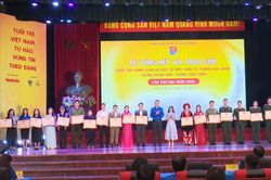 Thanh niên có trách nhiệm thông tin lành mạnh trên không gian mạng