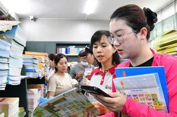 Thiếu sách giáo khoa, phụ huynh nên làm gì để con không gián đoạn việc học?