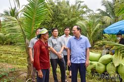 Bí thư Tỉnh uỷ Nguyễn Hồ Hải động viên người dân bị ảnh hưởng do ngập úng