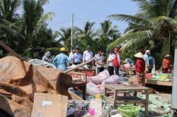 Hỗ trợ hộ dân bị thiệt hại do lốc xoáy tại Xã Nguyễn Phích