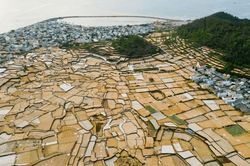 Việt Nam có một nơi giữa biển xuất hiện những thửa ruộng bậc thang làm từ đá núi lửa, đẹp nhất khi nhìn từ trên cao