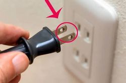 Hai lỗ nhỏ trên phích cắm điện có tác dụng gì? Hoá ra rất nhiều người không biết công dụng thật sự