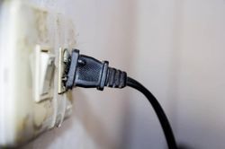 4 dấu hiệu ổ điện phòng trọ có vấn đề, thấy bất thường đừng cố sử dụng