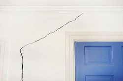 Vì sao nhà mới xây bị nứt tường nhiều chỗ?