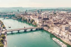 Bơi giữa thành phố - kinh nghiệm thành công từ sông Rhine ở Basel