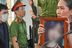 Tài xế tông chết nữ sinh luôn lắc đầu khi tòa hỏi, mẹ nạn nhân ngất xỉu