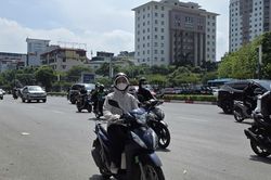 Nguyên nhân nắng nóng bỏng rát giữa mùa thu ở miền Bắc, miền Trung