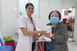 Trạm y tế ở TPHCM: Dược sĩ nấu bữa sáng cho người cao tuổi