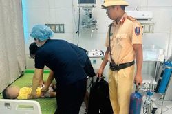 Cảnh sát mở đường đưa bé 15 tháng bị co giật trên quốc lộ đi cấp cứu